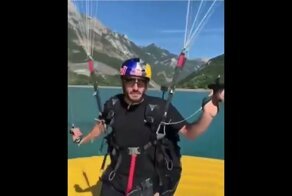 Впечатляющее приземление парапланериста