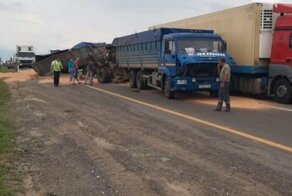 Авария дня. В Ростовской области в ДТП перевернулся зерновоз