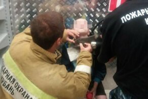 В магазин забежал мальчик с цепью на шее, которому удалось сбежать из сарая
