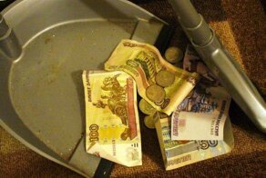 Женщина прятала деньги в башмаки и мусорный бак, но их всё равно украли