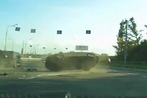 Hyundai врезался в Гелик и перевернулся