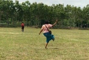 Бабушка всем сердцем болеет за внука на футбольном матче