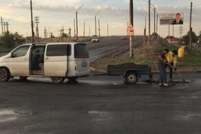 В Астрахани мужчины сами ремонтируют дороги, не дожидаясь властей