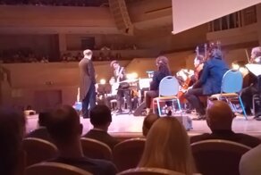 Ответочка: гитарист «Кино» сыграл песню группы Metallica вместе с оркестром