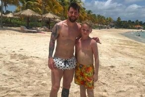 Месси сыграл в футбол  с одиноким мальчиком на пляже