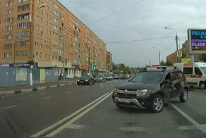 Ёшкин кот! В Лобне водитель при повороте столкнулся со "скорой"