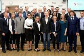 Встал не по рангу: парень не понимал, что загородил Путина на фото, пока его не увели