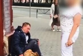 В Перми работница Росреестра пыталась пинками прогнать бездомного