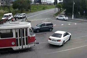 В центре Волгограда столкнулись трамвай и Toyota Camry