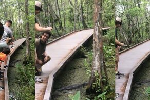 Парень уронил телефон в воду, но достать его не получится