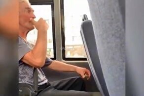 До старости дожил, а ума не нажил: курильщик в автобусе