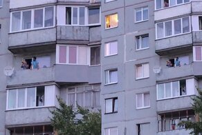 В Калининграде житель дома радует своих соседей музыкальными композициями
