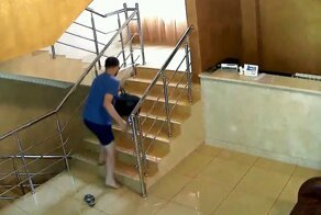 "Уставший" турист поднимается в свой номер