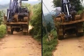 Грузовик улетел в овраг вместе с экскаватором