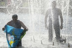 Почему десантники на День ВДВ бьют арбузы и купаются в фонтанах?