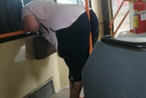 Слышите, никогда не прикасайтесь к поручням в общественном транспорте