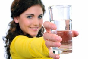 Почему при похудении нужно пить много воды?