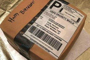 Женщина так любила заказывать на Amazon, что муж преподнёс ей на день рождения торт в виде посылки