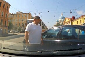 Встреча двух невнимательных водителей на трамвайных путях