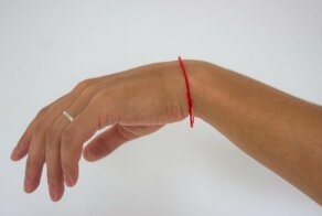 Почему звезды носят красную нитку на запястье?