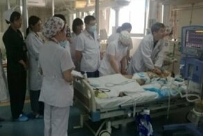 В Китае 30 врачей по очереди 5 часов делали умирающему ребенку массаж сердца, чтобы спасти его