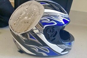 Берегите голову: пострадавшие в авариях поделились фотографиями шлемов, спасших им жизнь