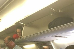 «Решила пошутить»: стюардесса спряталась на багажной полке перед вылетом