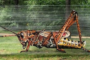 Московский художник рисует граффити на прозрачной пленке