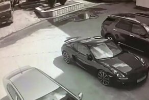 Мужчина голыми руками остановил свой КамАЗ! Грузовик чудом не задел припаркованный Porsche