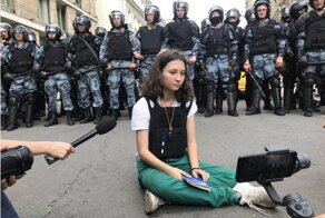 Заикающаяся феминистка показала лицо московских протестующих