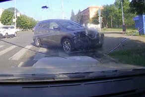 Авария дня. Пенсионер неудачно проскочил на красный свет