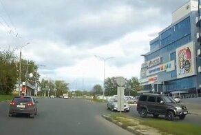 Шевроле повернул направо и получил удар в бок