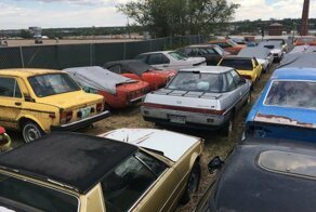 Дилер распродаёт старые и сломанные автомобили за бесценок