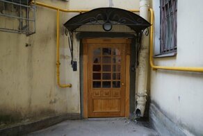 Петербуржцы восстановили двери исторического здания на свои деньги