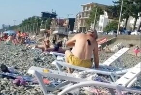 Мужчина с сотовым телефоном на спине рассмешил Сеть