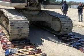 Массовое уничтожение гитар Gibson под гусеницами строительной техники