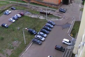 В Башкирии во дворе жилого дома автомобиль без водителя устроил массовое ДТП