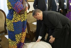 Папа встал на колени перед лидерами Судана, чтобы они закончили войну