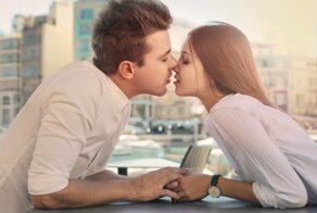 Почему люди закрывают глаза, когда целуются?
