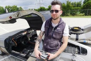 Копия DeLorean из «Назад в будущее», управляемая с помощью пульта дистанционного управления