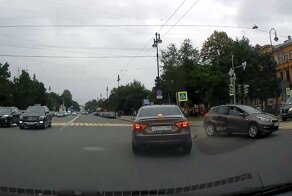 Девушка проехала на красный свет и устроила ДТП