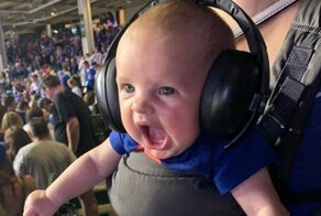 Фото эмоционального малыша с бейсбольного матча стало отличным поводом для фотошоп-баттла