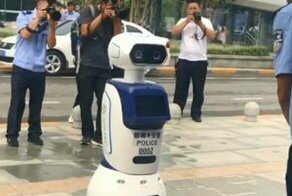 Китайские дороги начали патрулировать роботы-полицейские
