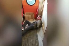 Пьяный мужчина попытался превратить свое задержание в шоу, а затем напал на полицейского