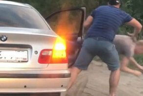 Сдали нервы. Водитель выкинул чиновника из служебного  авто