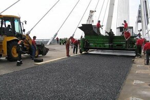 Они превращают пластиковые бутылки в «асфальт» для дорог