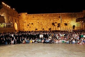 Holocaust survivor celebrates her 104th birthday in front of the Western Wall in Jerusalem