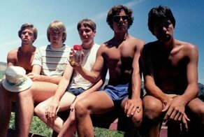 Каждые пять лет эти пятеро друзей повторяют снимок, сделанный в 1982-м