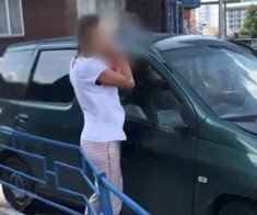 Инструктор для младенцев забыла собственного ребёнка в машине в жару