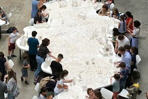 В Лондоне строят мини-город из белого лего - присоединиться может любой желающий